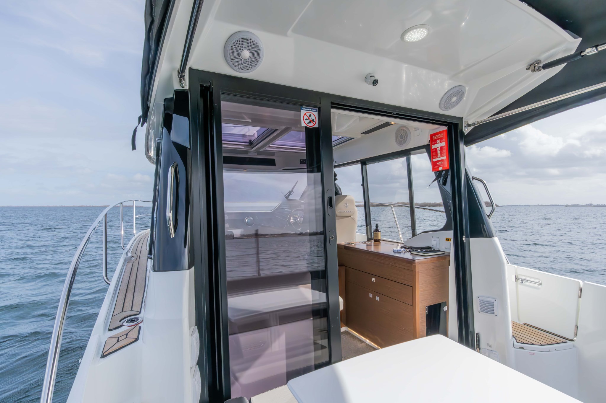 Merry Fisher 895 Offshore section image